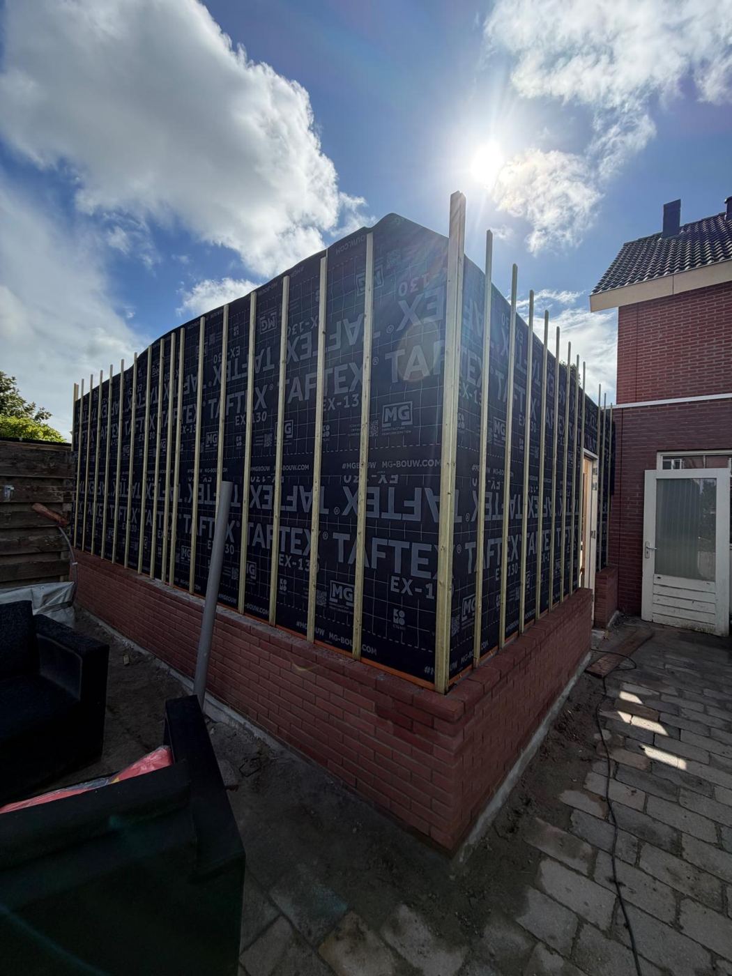 Gevel met folie en regelwerk, klaar voor bekleding