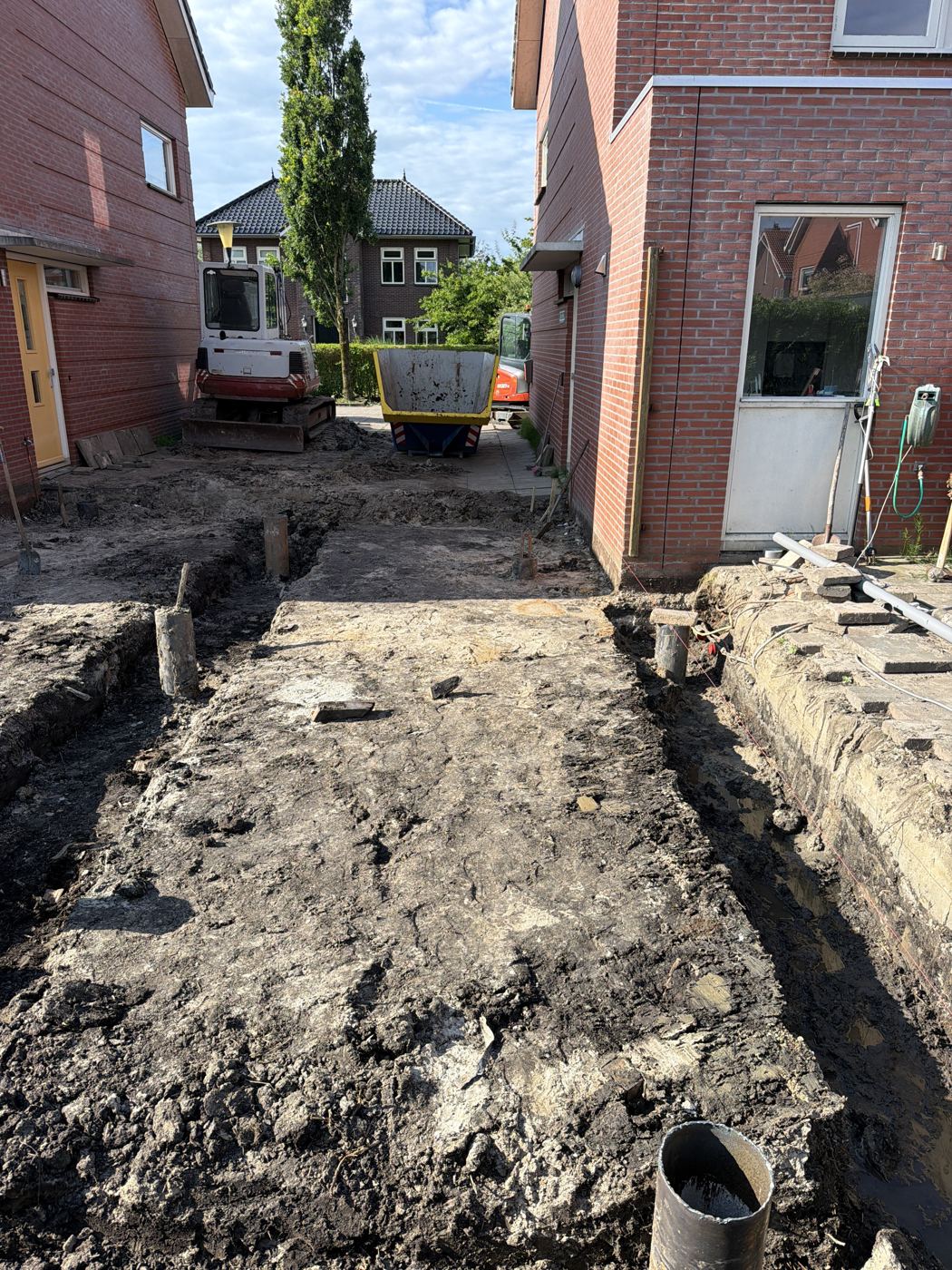 Uitgegraven bouwplaats met funderingspalen
