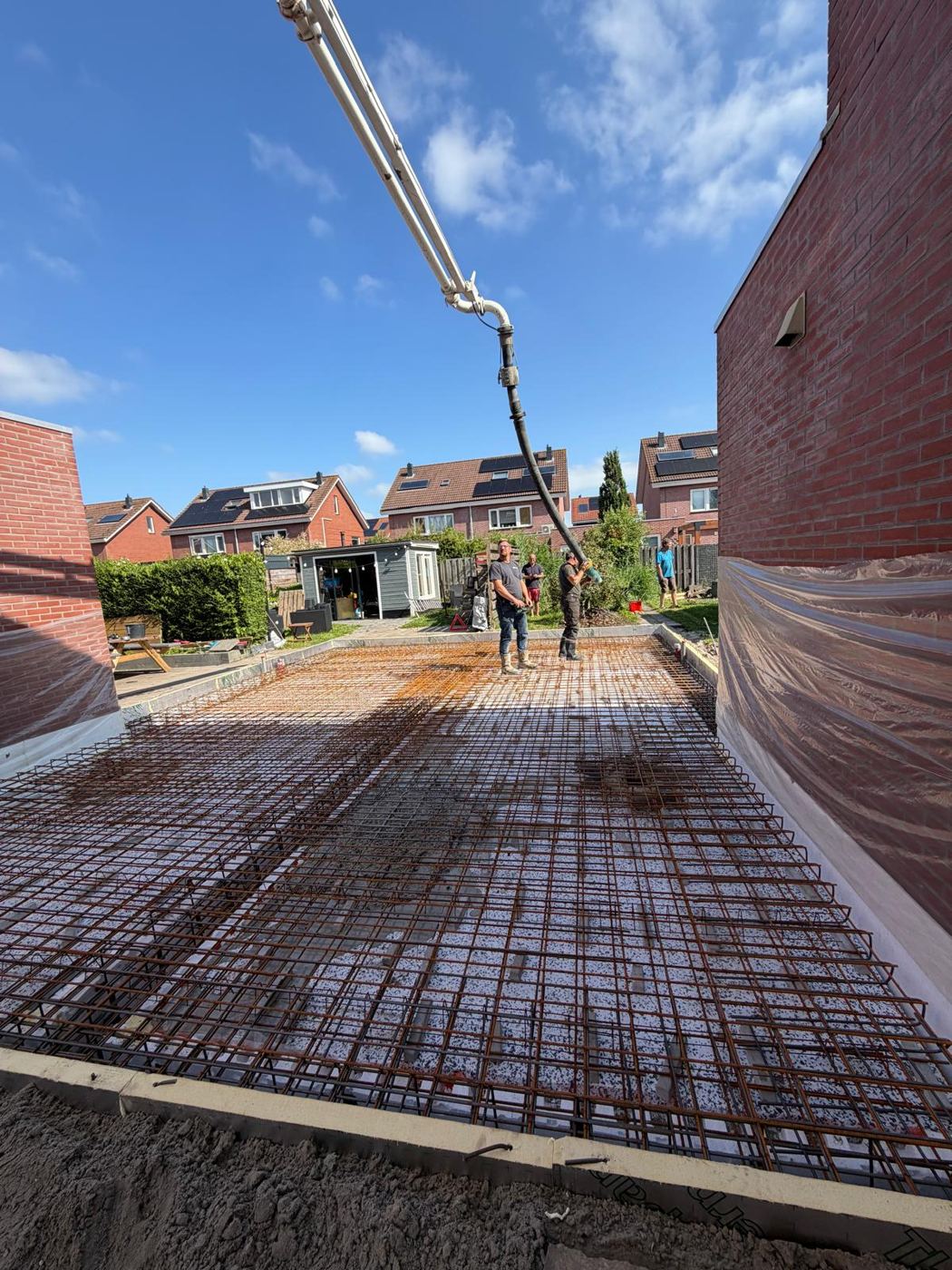 Betonvloer wordt gestort met een betonpomp
