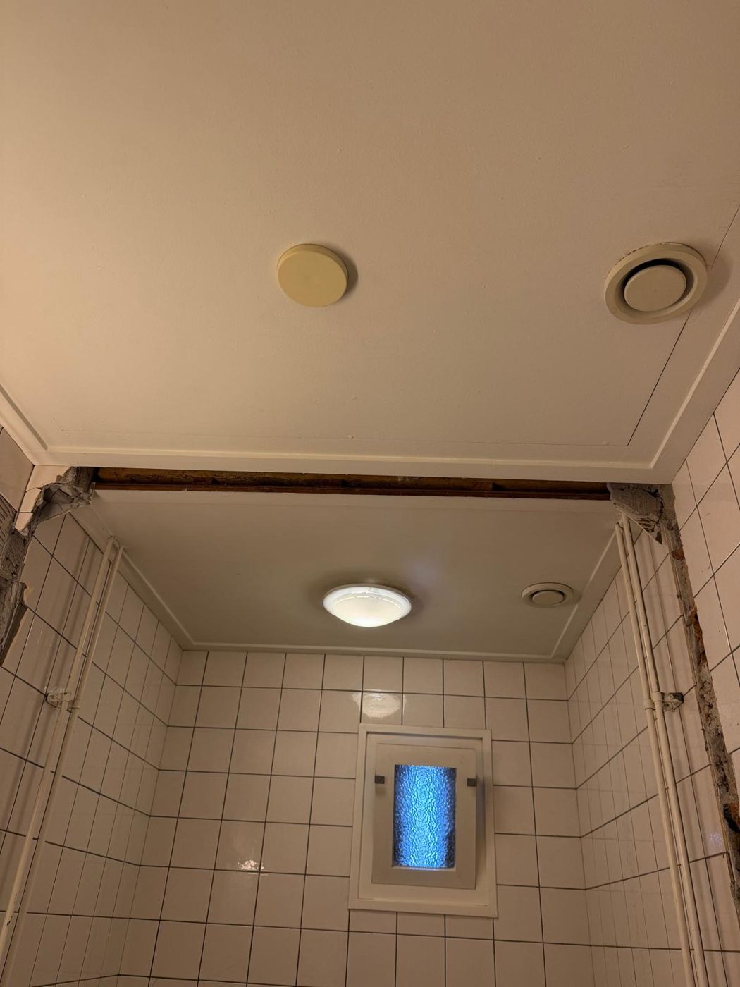 De oude toiletruimte