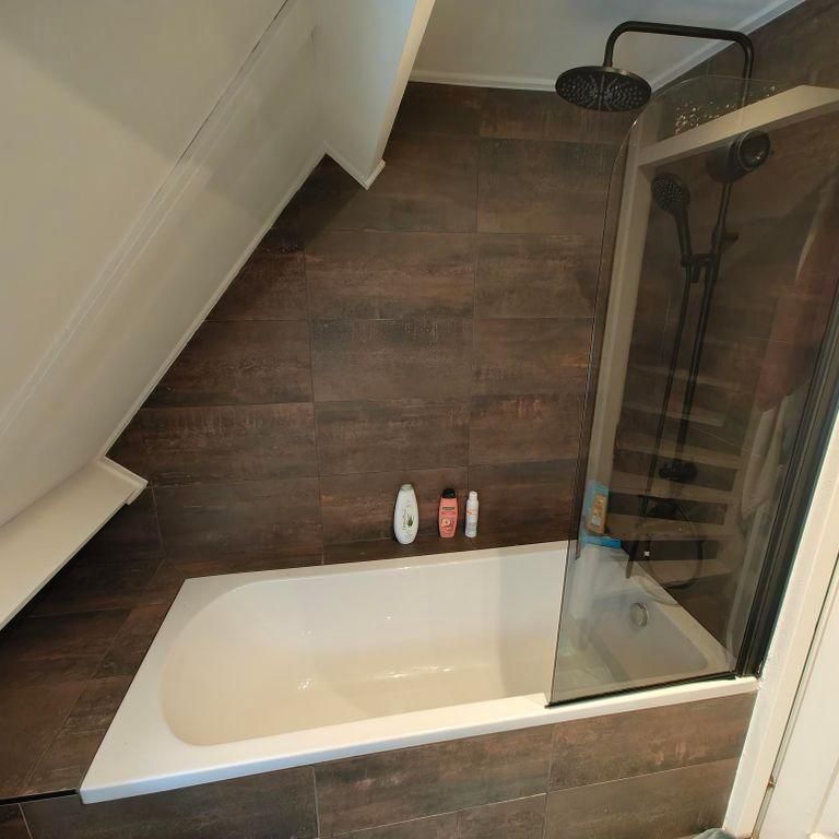 Ligbad onder het schuine dak